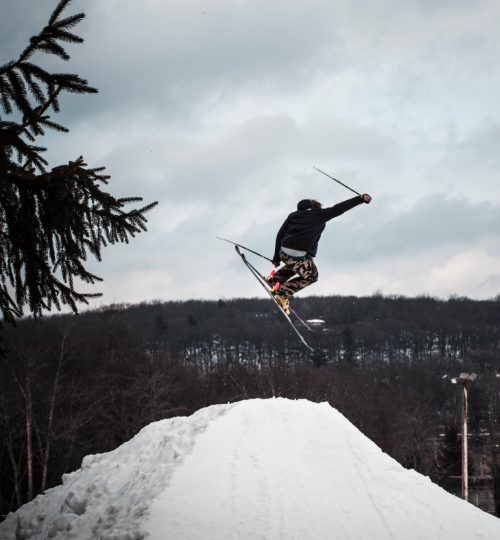 person-snowboarding-on-mountain-1635089